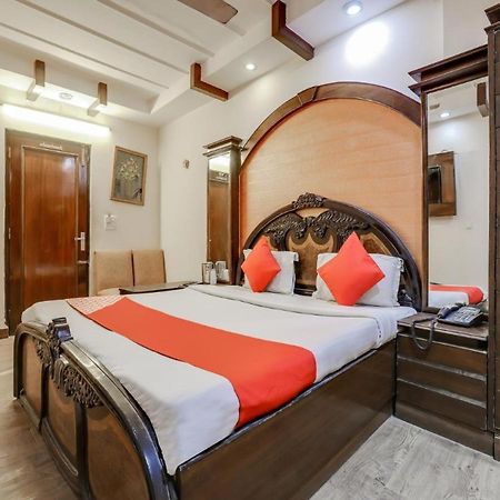Hotel R Deluxe "Couple Friendly Vaccinated Staff" New Delhi Exterior photo