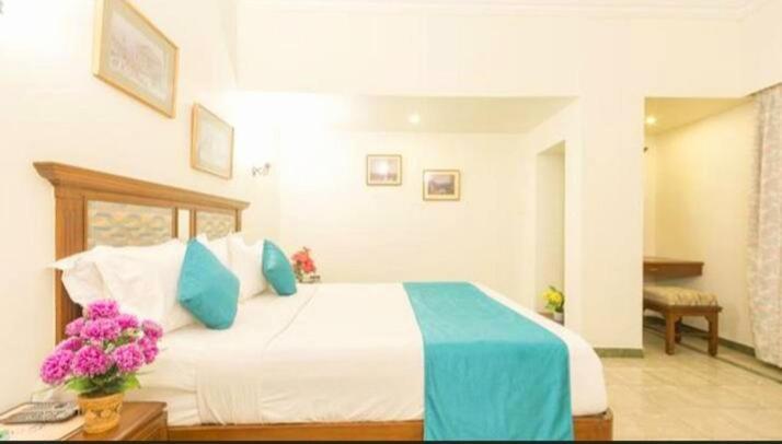 Hotel R Deluxe "Couple Friendly Vaccinated Staff" New Delhi Exterior photo