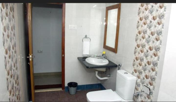Hotel R Deluxe "Couple Friendly Vaccinated Staff" New Delhi Exterior photo
