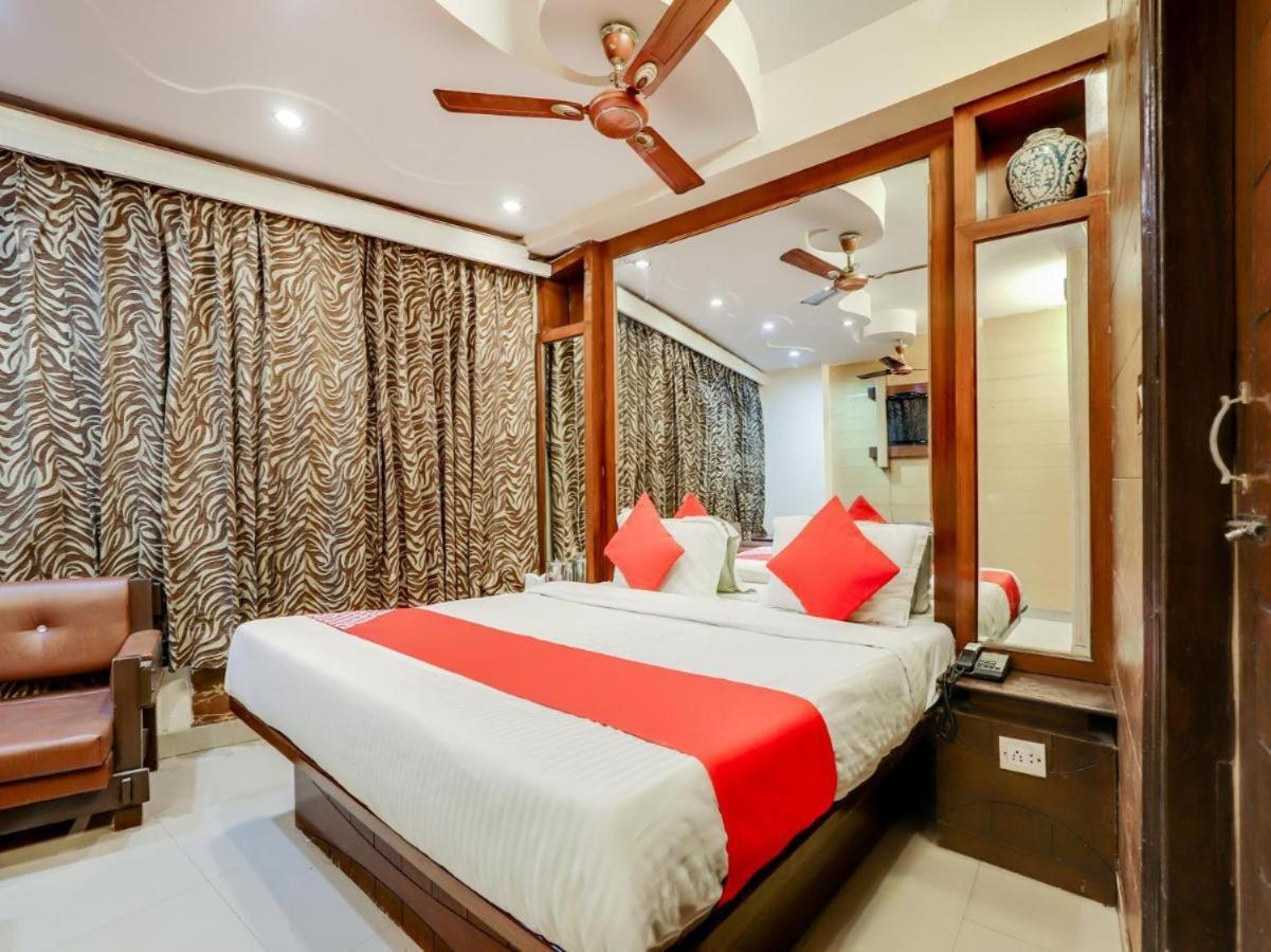 Hotel R Deluxe "Couple Friendly Vaccinated Staff" New Delhi Exterior photo