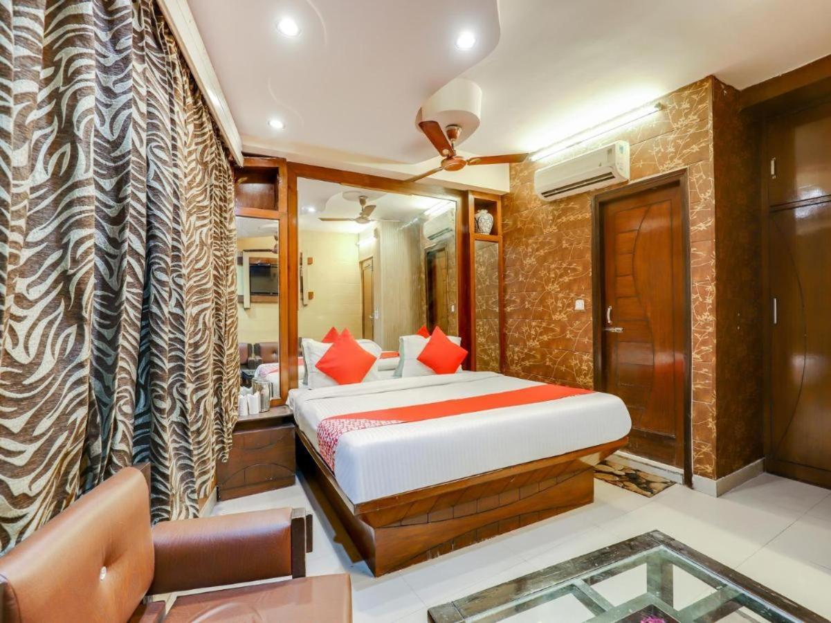 Hotel R Deluxe "Couple Friendly Vaccinated Staff" New Delhi Exterior photo