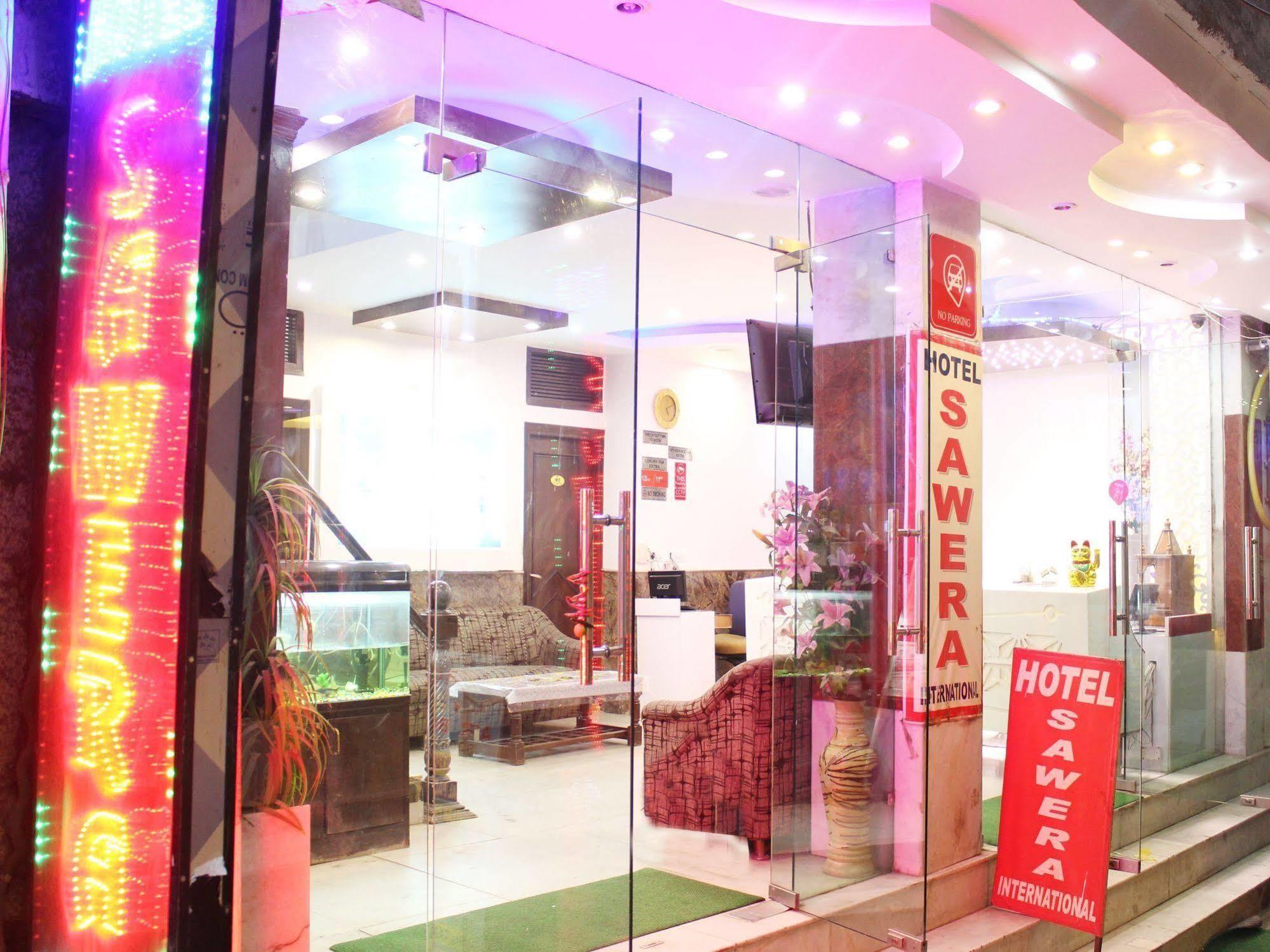 Hotel R Deluxe "Couple Friendly Vaccinated Staff" New Delhi Exterior photo